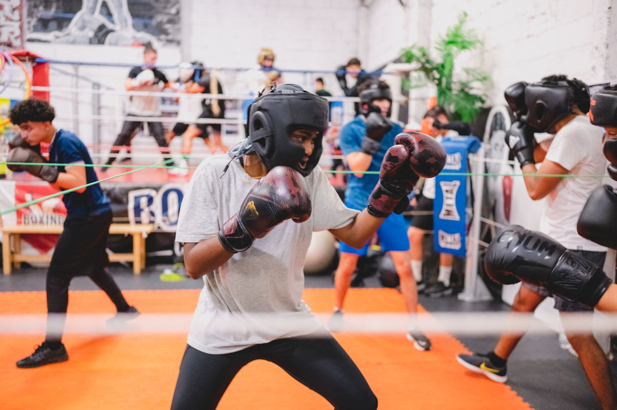 Salle de sport Boxing Center avec équipements de musculation